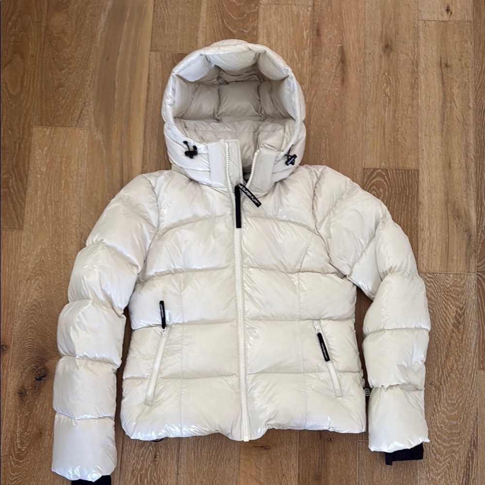 Supernug Puff White Jacket, NWT, size M, color is Birch
